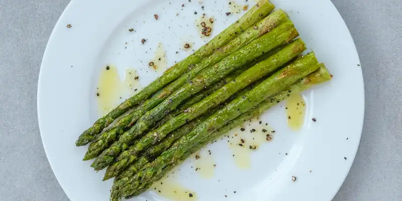 Cooked asparagus (with salt)