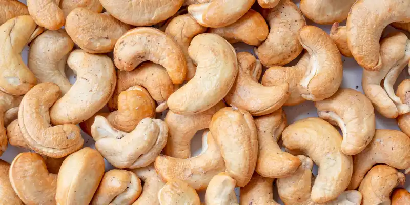 Dry roasted cashew nuts (with salt)