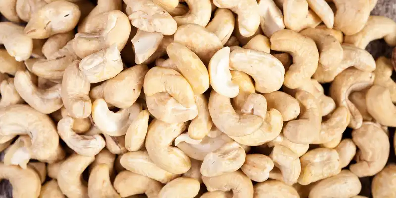 Raw cashew nuts