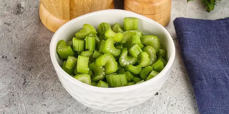 Cooked celery (with salt)