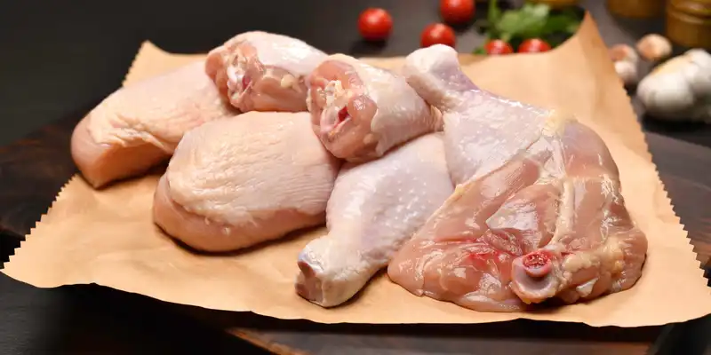 Viande brune de poulet crue (viande uniquement)