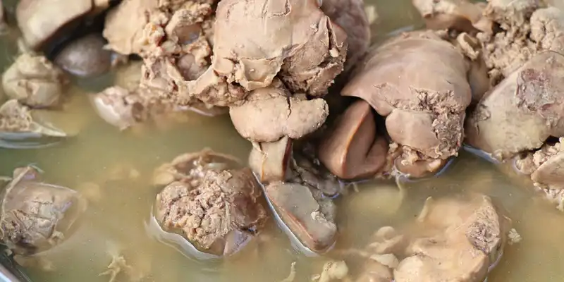 Miúdos de frango estufados