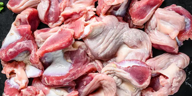 Raw chicken giblets