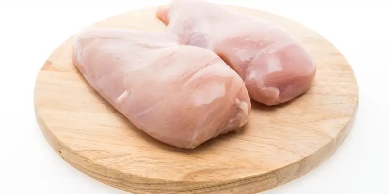 Cuisse de poulet cru (viande uniquement)