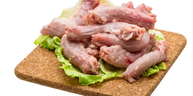 Cuello de pollo crudo (carne y piel)