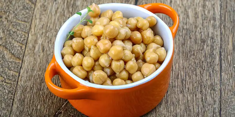 Boiled chickpeas (with salt)