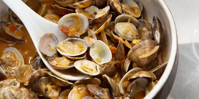 Simmered or steamed clams