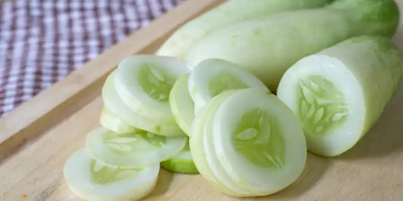 Pepino crudo (pelado)