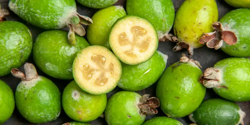 Surowe feijoa