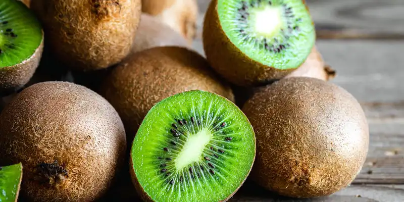 Raw green kiwifruit