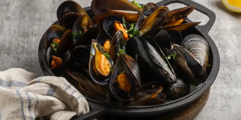 Simmered or steamed blue mussels