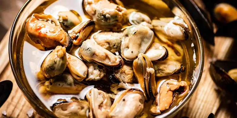 Simmered or steamed mussels