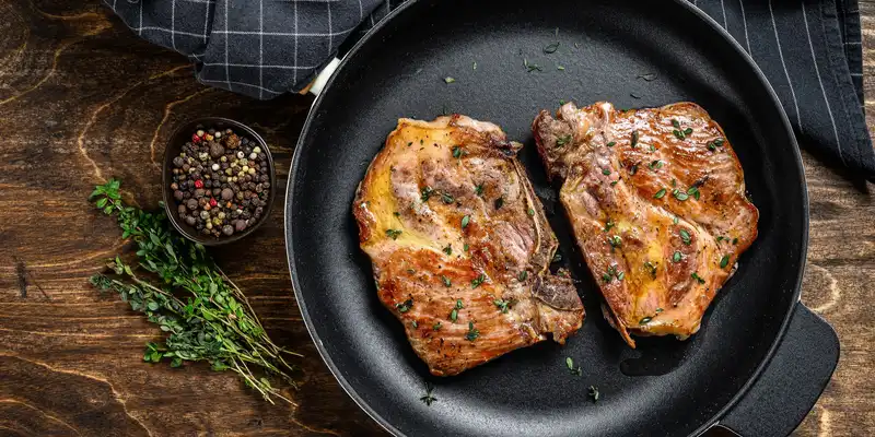 Schweinelendchen in der Pfanne gebraten (mit Knochen, Koteletts)