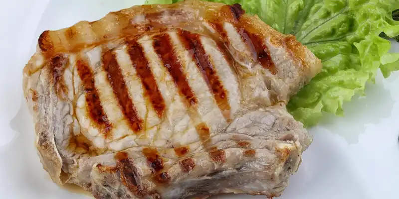 Broiled pork blade (bone in, chops)