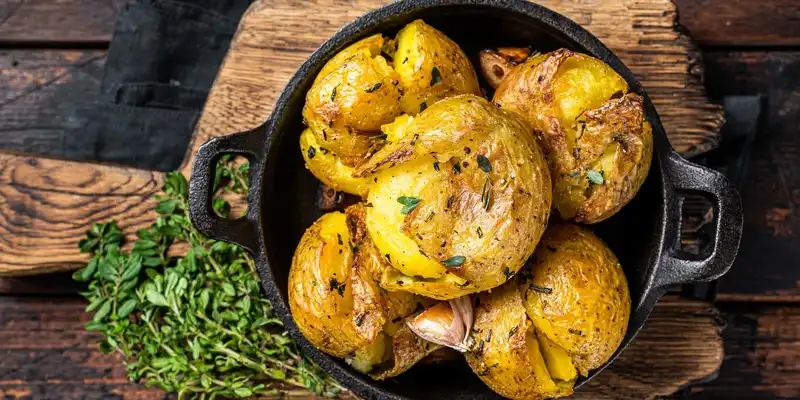 Baked potato (flesh and skin, with salt)