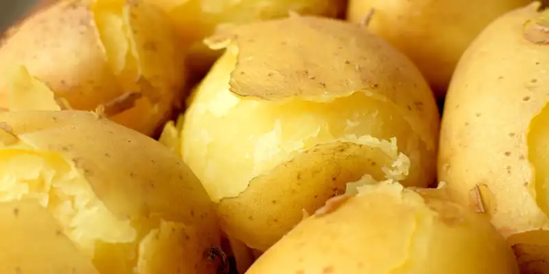 Batata fervida (cozida com pele, com sal)