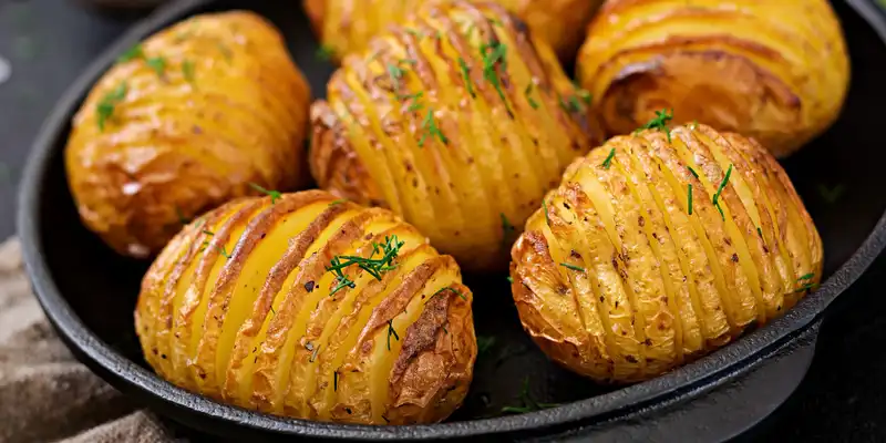 Baked red potato (flesh and skin)