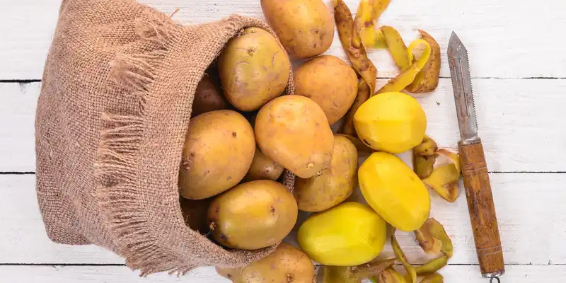 Patata blanca cruda (pulpa y piel)