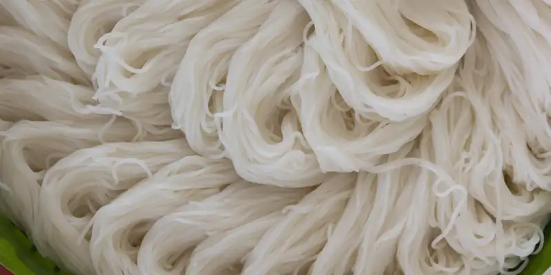 Cooked rice noodles