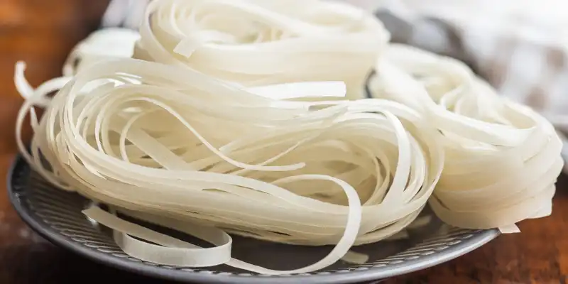 Fideos de arroz crudos