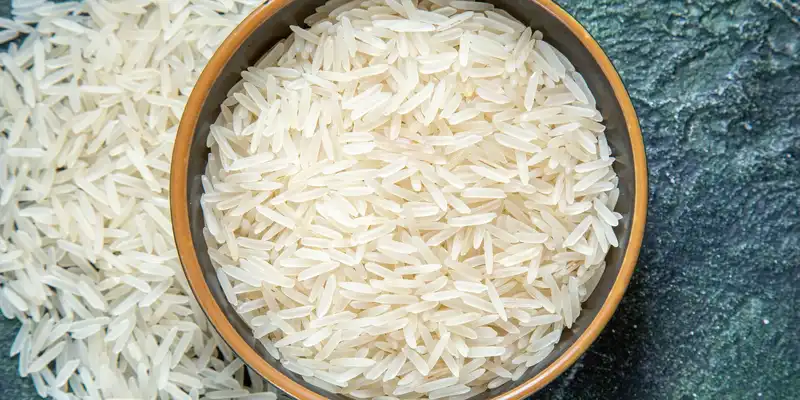 Arroz branco de grão longo estufado cru