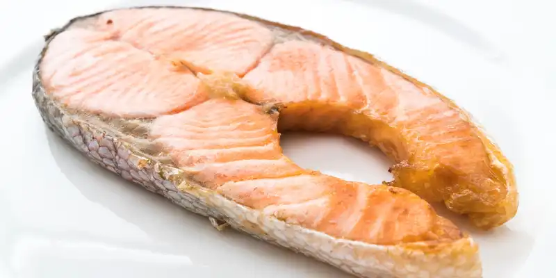 Salmone atlantico d'allevamento cotto