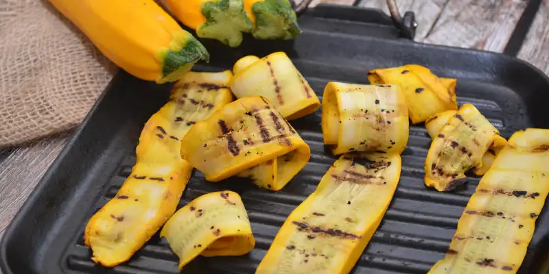 Calabazas de cuello torcido y cuello recto cocidas