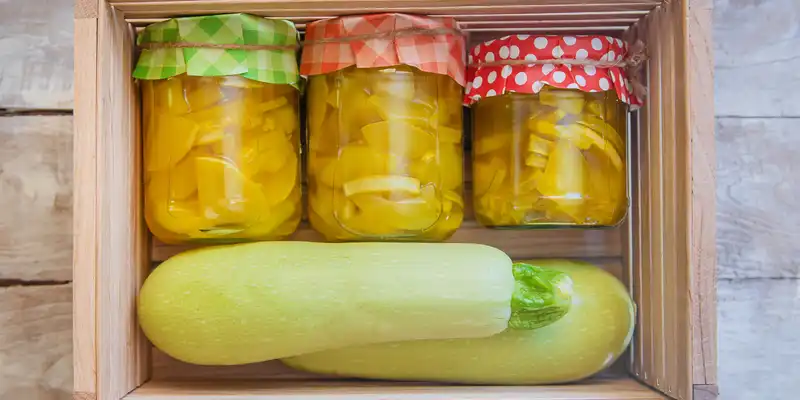 Courgettes d'été en conserve