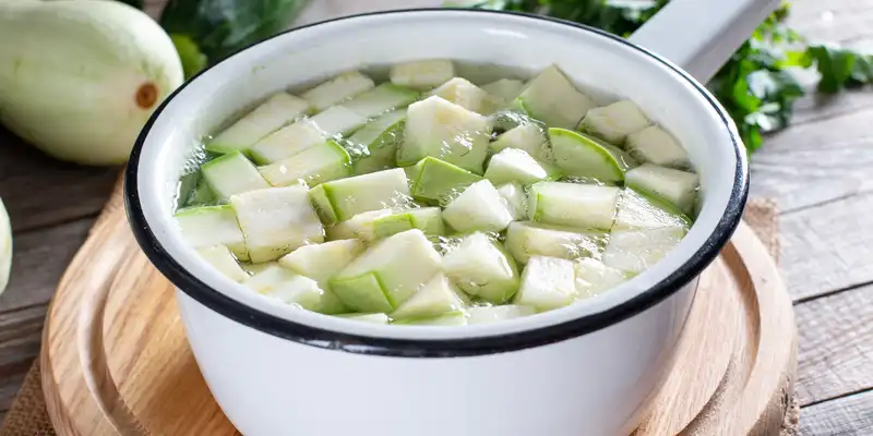 Boiled summer zucchini (without salt)