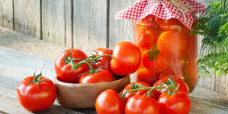 Canned tomatos (with salt)