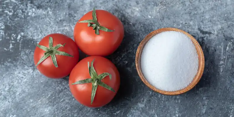 Red tomatos (with salt)